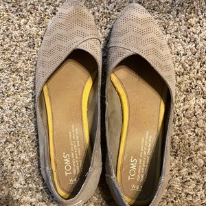 Tom’s size 6.5 suede flats
